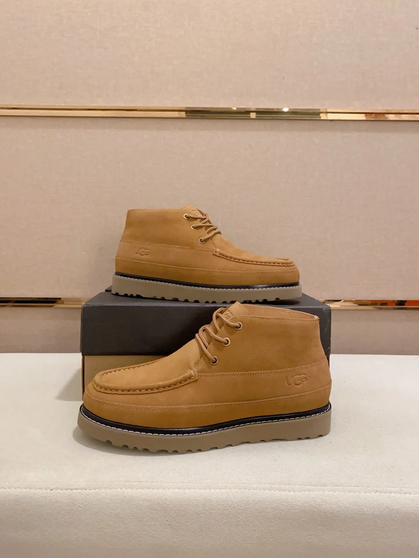 Men's shoes💰: 600💰(high-end goods) UGG❄️❄️Latest model 1:1⃣️quality, fabric: high-end quality first-layer cowhide imported from Europe. Lining: wool lining, sole: pure imported foam outsole. ❤️High-end goods, fine workmanship, trendy and fashionable. The fit is very classy. If you know the goods, you will not be able to refuse😍😍Number of codes: 38-44 (45 is custom-made and cannot be returned or exchanged)